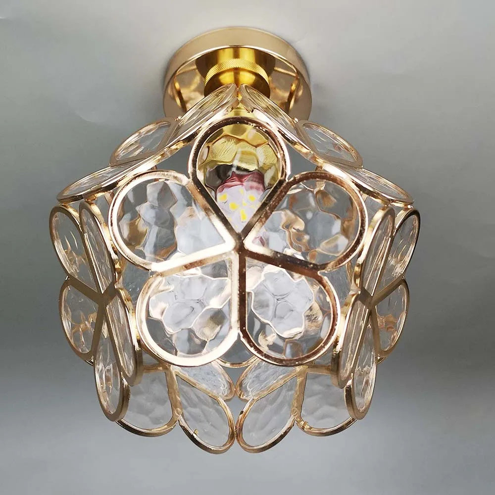 Lampe plafonnier installée dans un intérieur moderne
