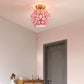 Zoom sur les détails dorés de la lampe fleur