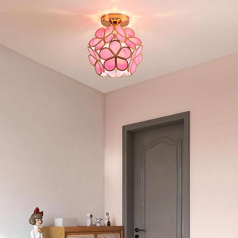 Zoom sur les détails dorés de la lampe fleur