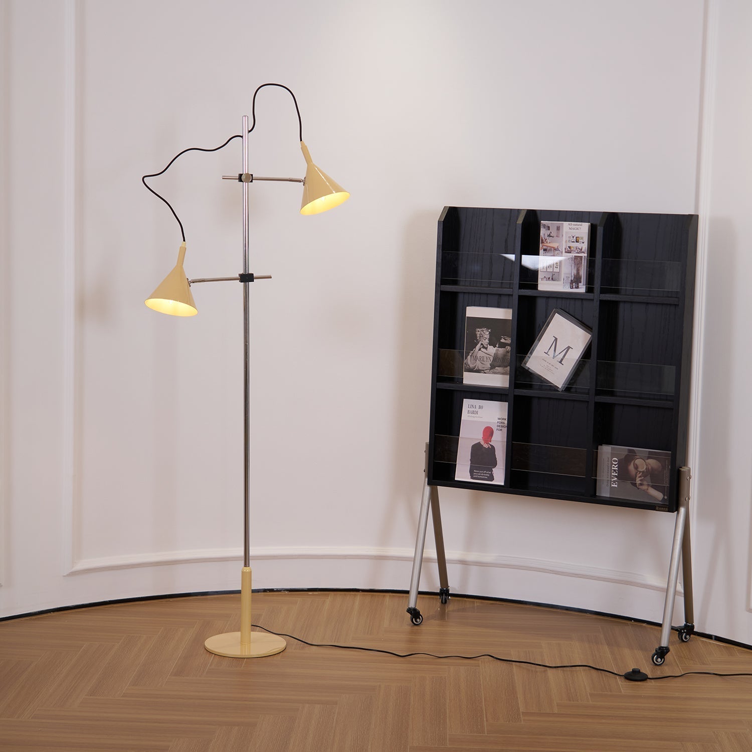 Vue rapprochée de la finition en chrome lisse de la lampe
