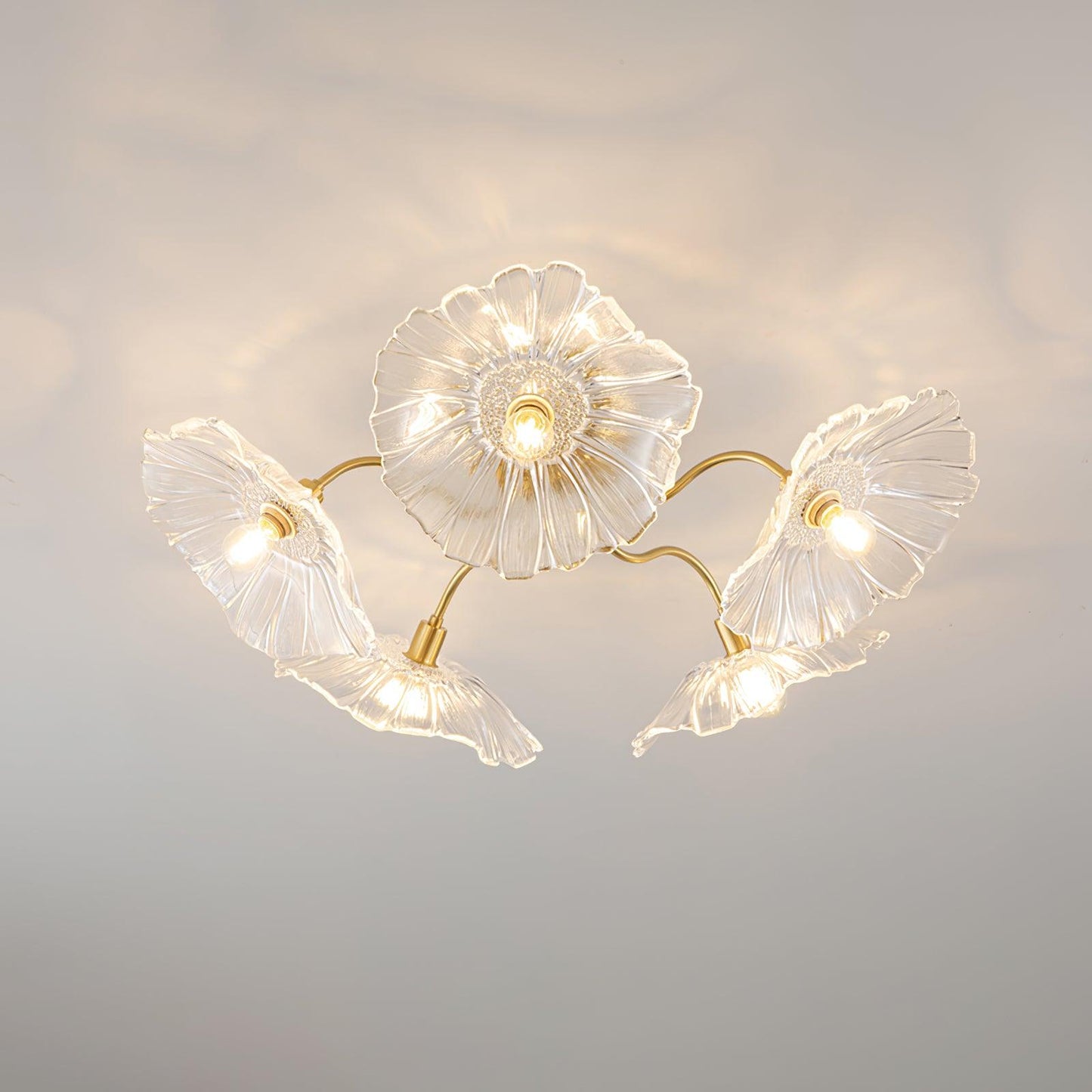 Vue d'ensemble de la lampe avec motifs floraux raffinés