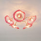 Détail du motif floral sur verre transparent