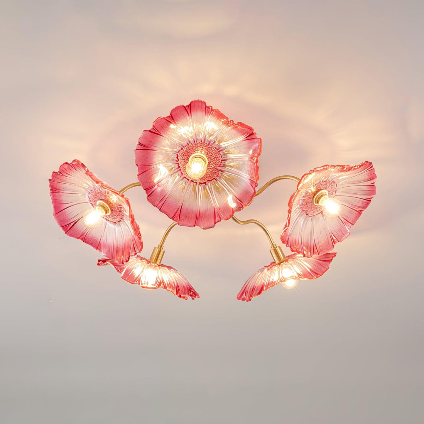 Détail du motif floral sur verre transparent