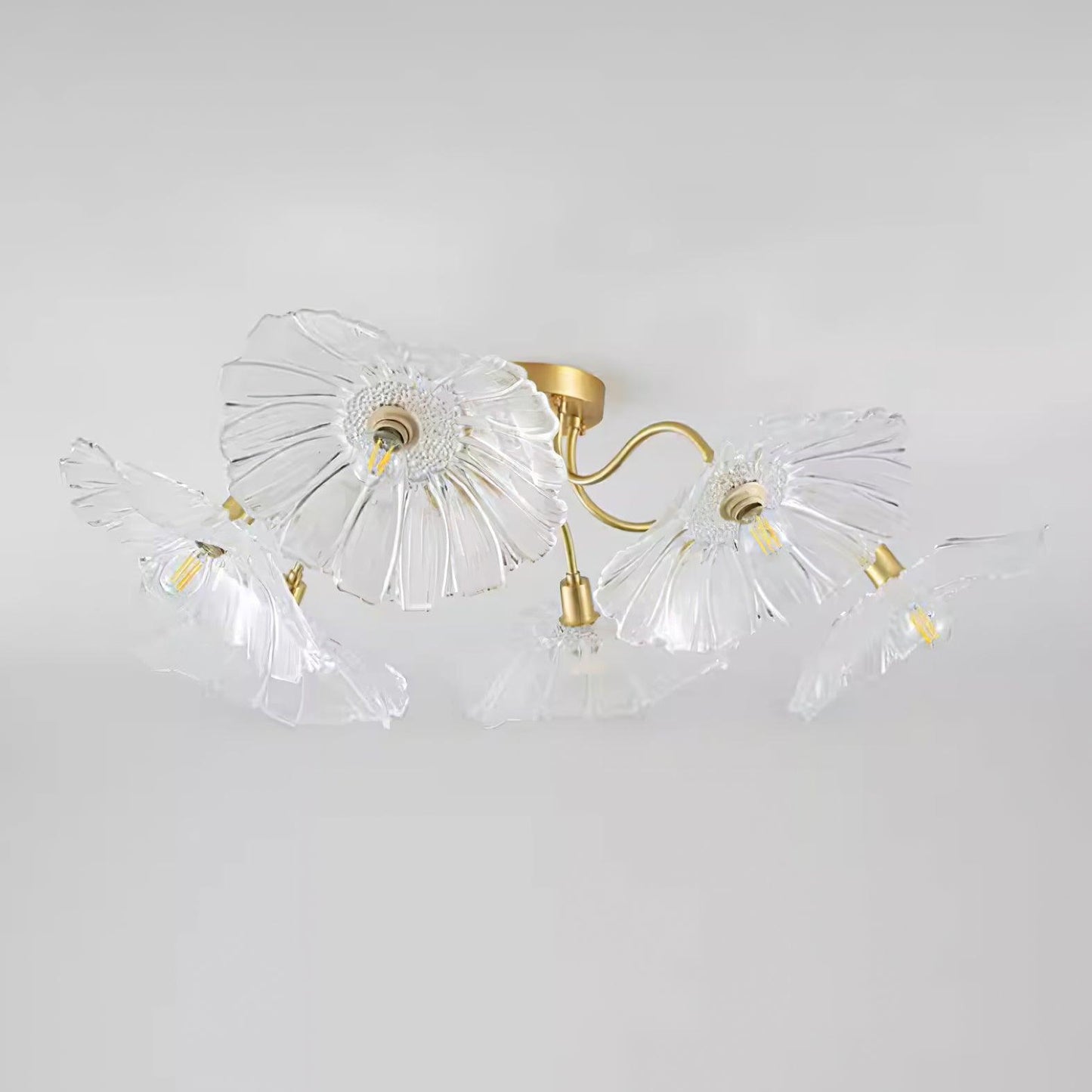 Vue de côté de la lampe avec verre transparent et motifs floraux