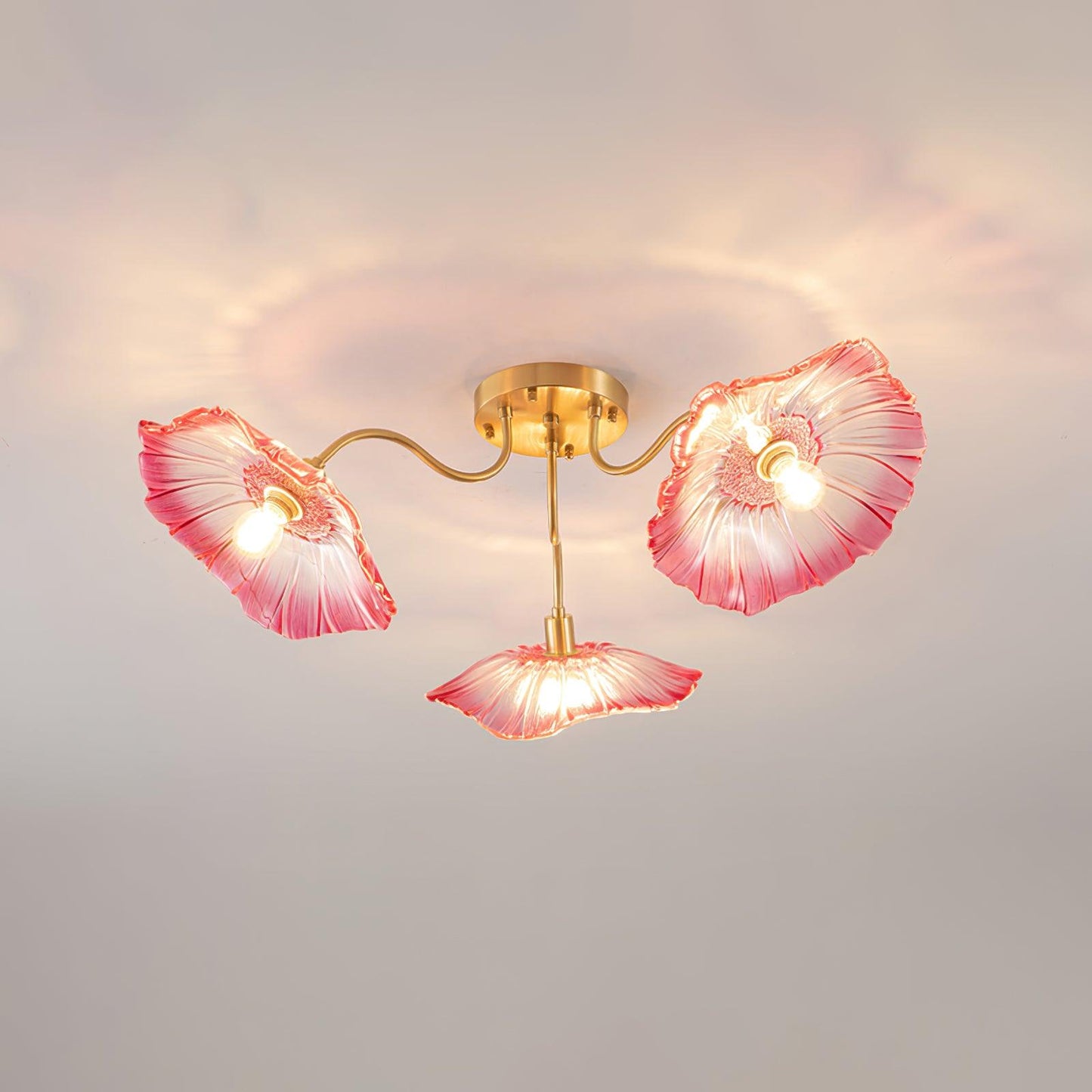 Lampe suspendue avec abat-jour en verre rose, ambiance cosy