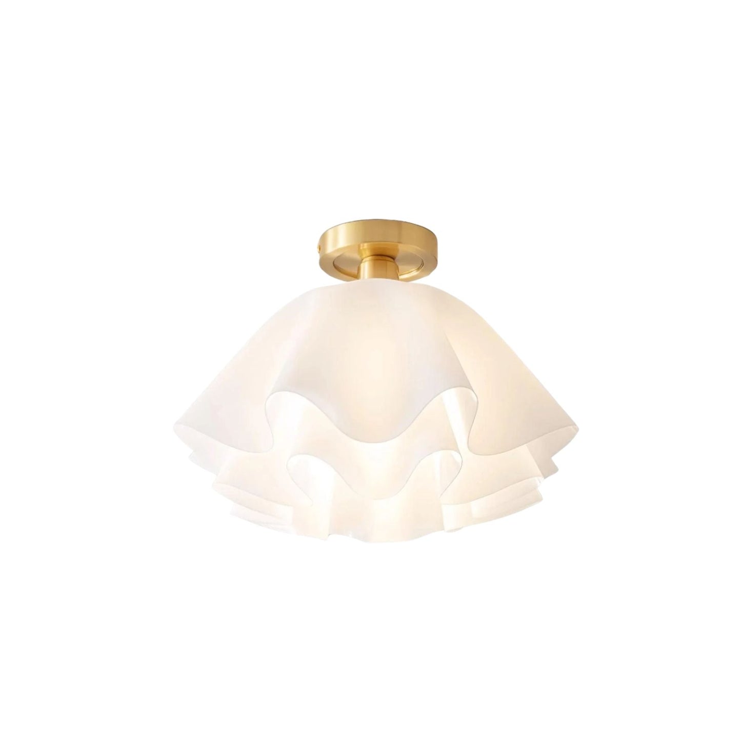 Vue rapprochée d'un lustre en verre ondulé et cuivre