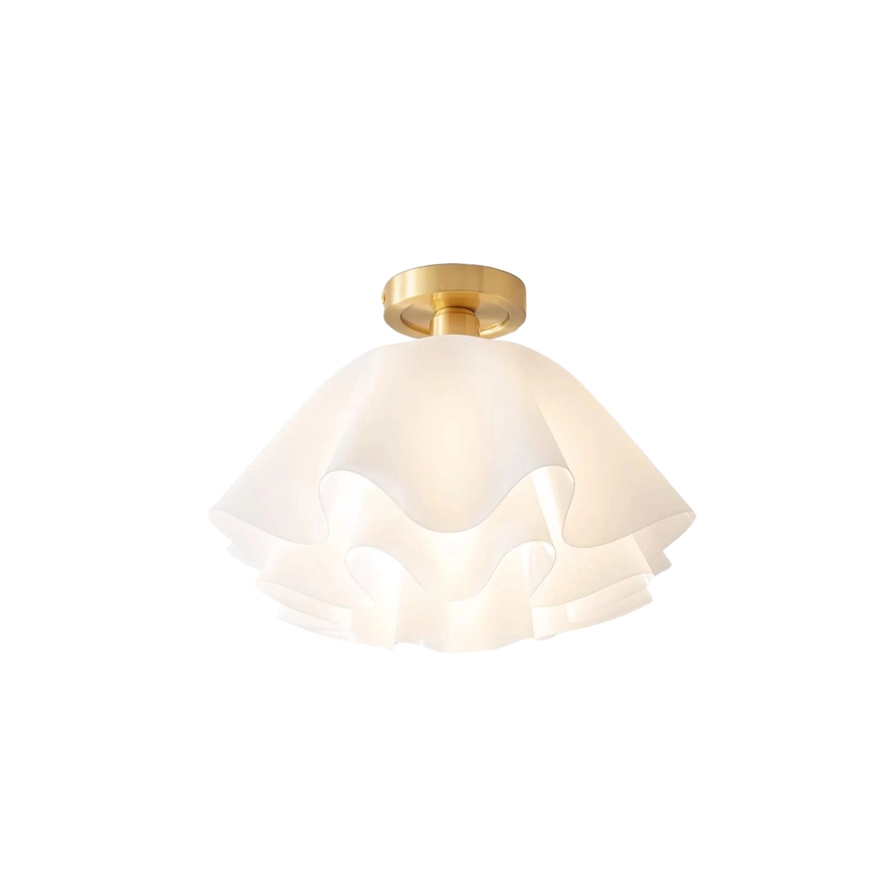 Vue rapprochée d'un lustre en verre ondulé et cuivre