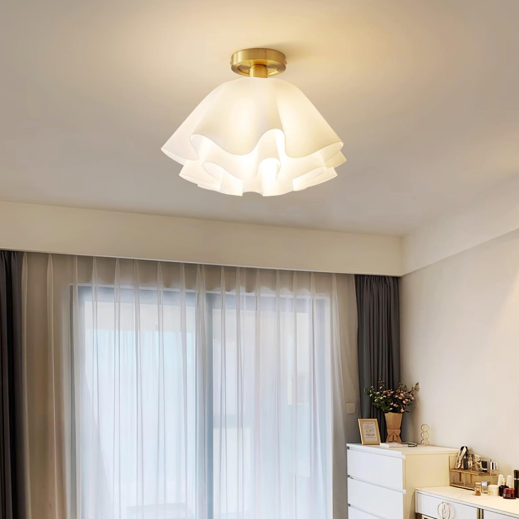 Détail du verre ondulé sur un lustre élégant