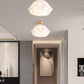 Vue latérale d'une lampe florale en cuivre et verre