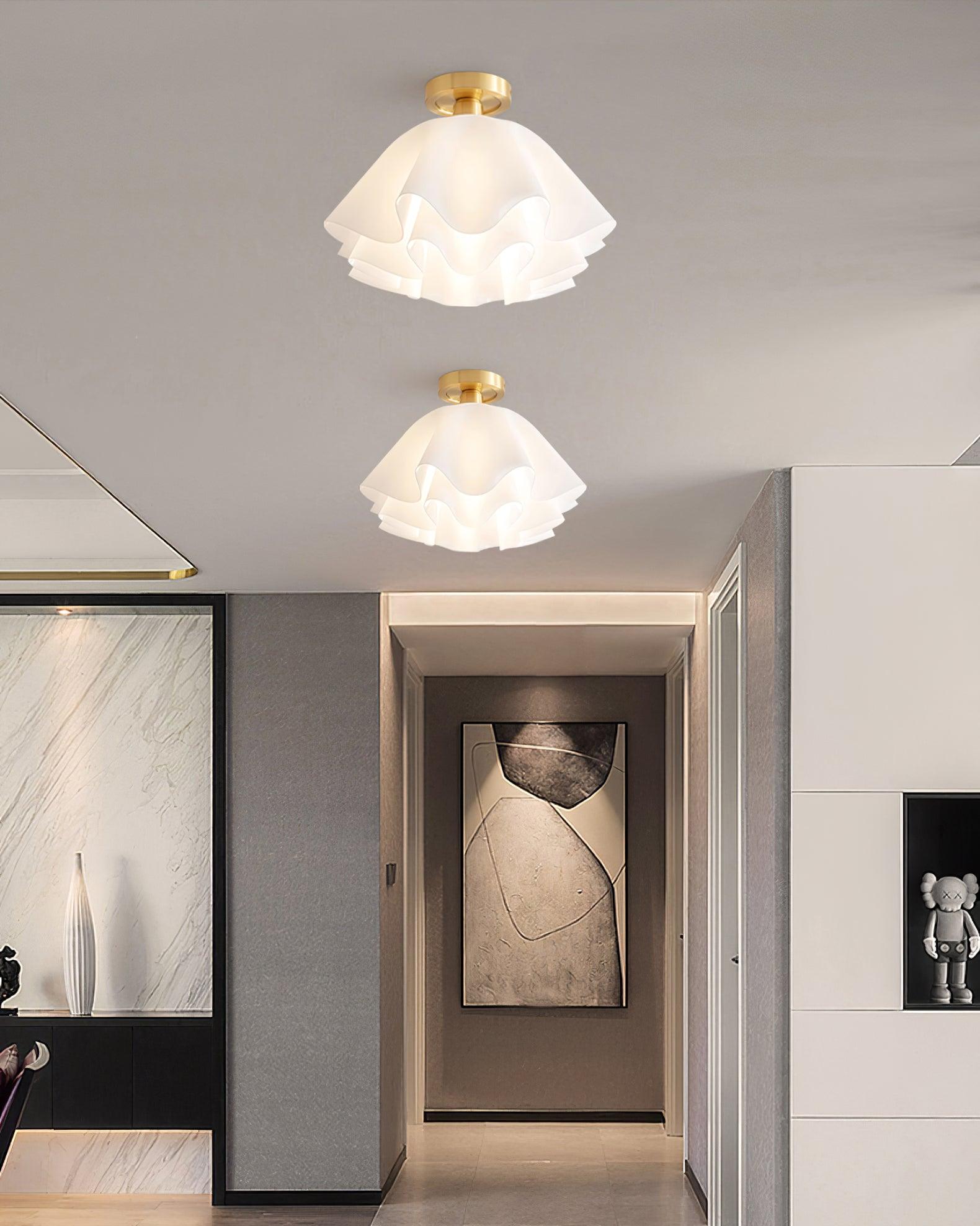 Vue latérale d'une lampe florale en cuivre et verre