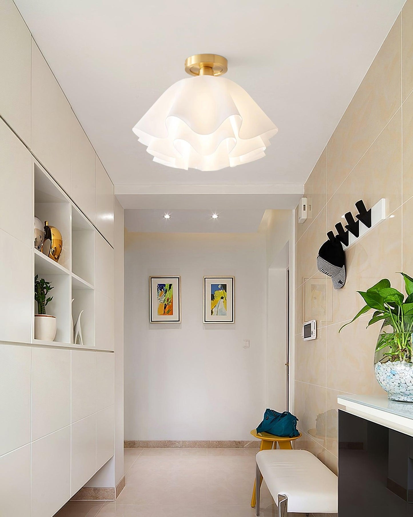 Fixation en or d'un lustre avec fleurs en verre