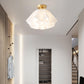 Design sophistiqué d'un lustre en verre et cuivre