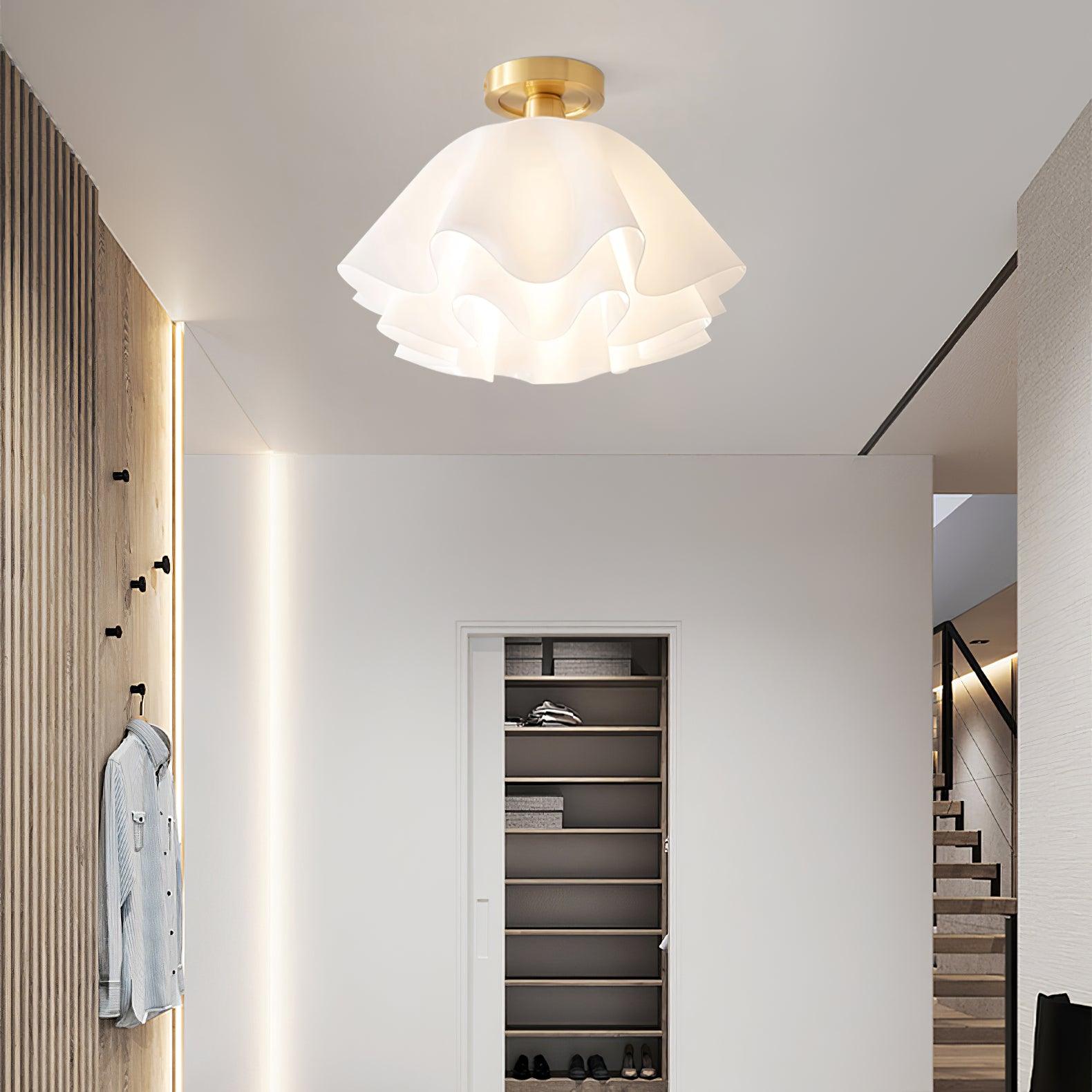 Design sophistiqué d'un lustre en verre et cuivre