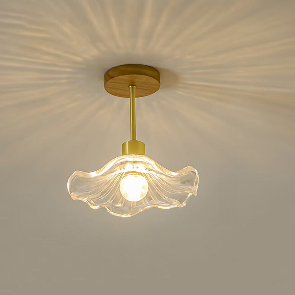 Vue rapprochée du verre texturé et du bois de la lampe