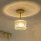 Détail du support en bois de la lampe de plafond