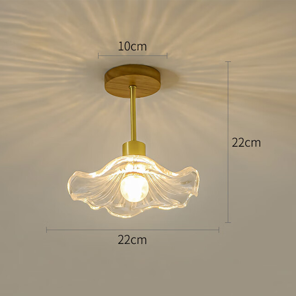 Vue rapprochée du design floral en verre de la lampe