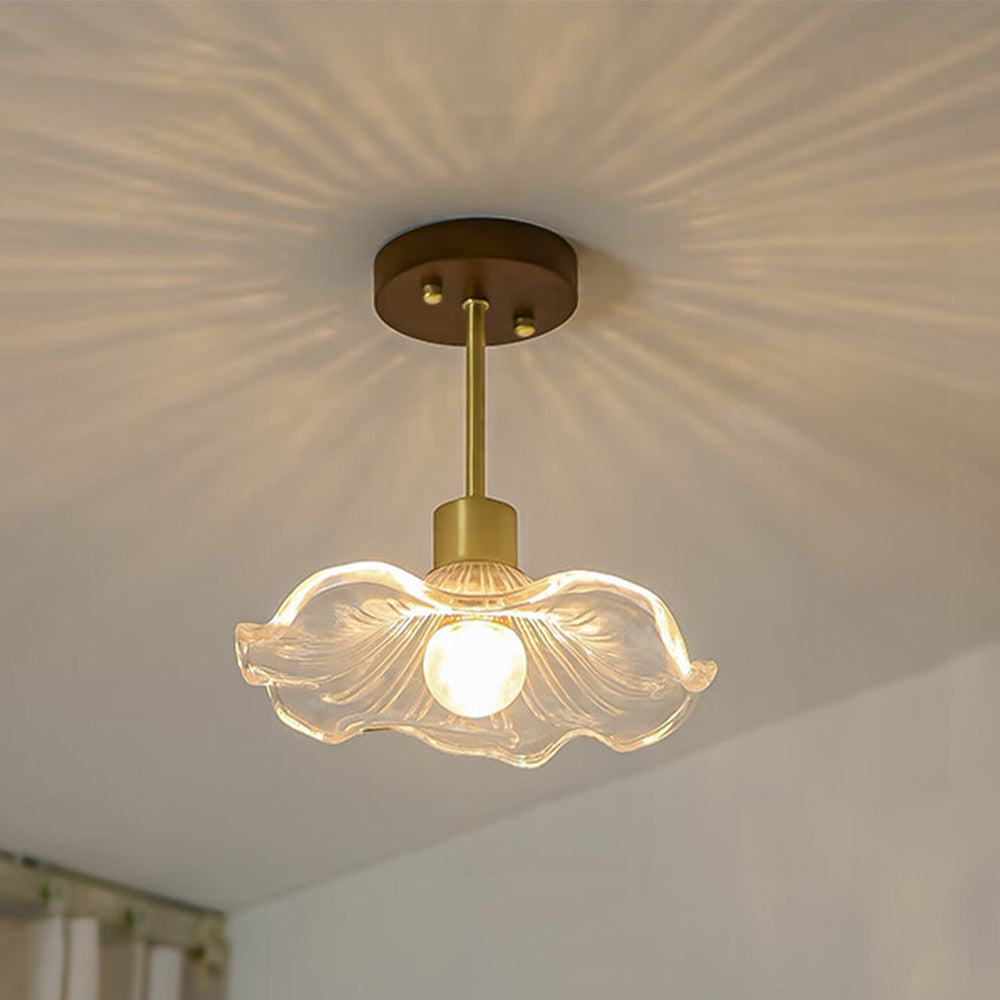 Détail du verre floral sur la lampe de plafond