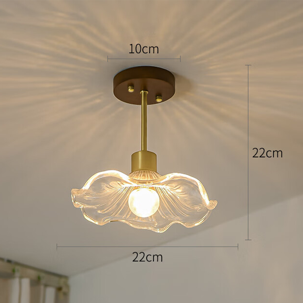 Finition en bois chaleureux sur la lampe de plafond