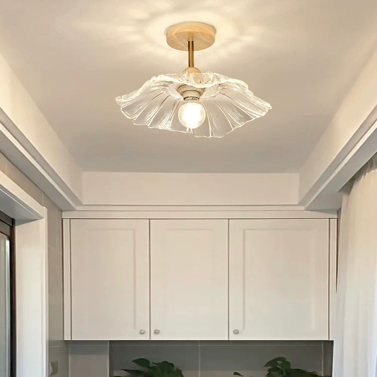 Vue de dessous de la lampe montrant le design floral