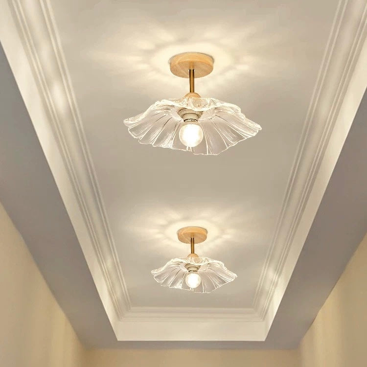 Lampe suspendue montrant le motif floral en détail