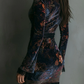 Vue de profil de la robe mini ajustée en velours