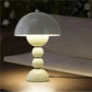 Lampe LED avec contrôle tactile sur une table de nuit
