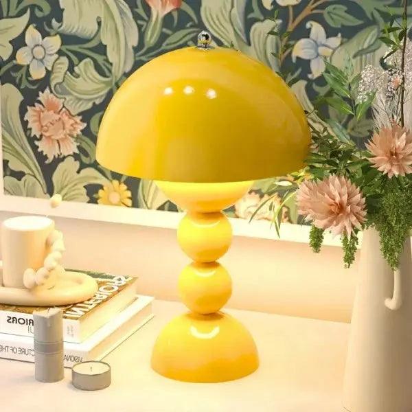 Lampe florale moderne dans un espace de travail épuré
