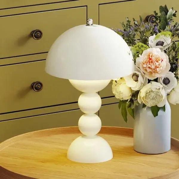Vue rapprochée de la lampe avec pot de fleurs intégré