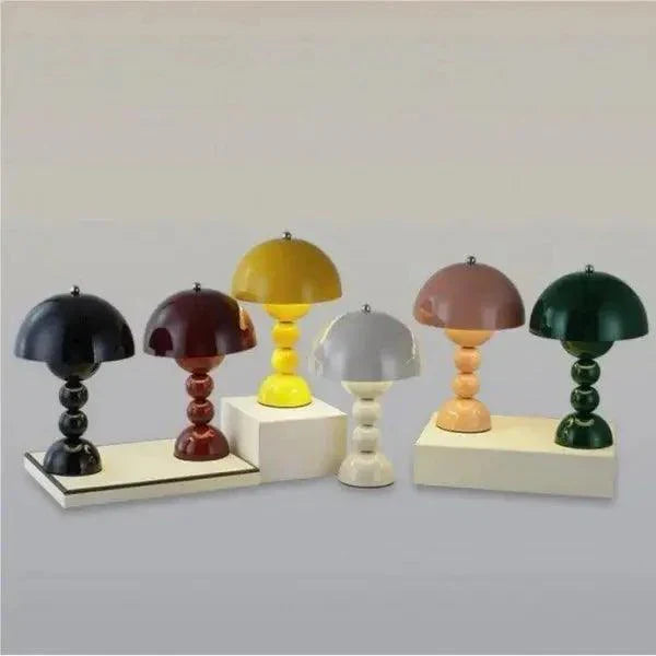 Lampe LED allumée, éclairage blanc sur fond sombre