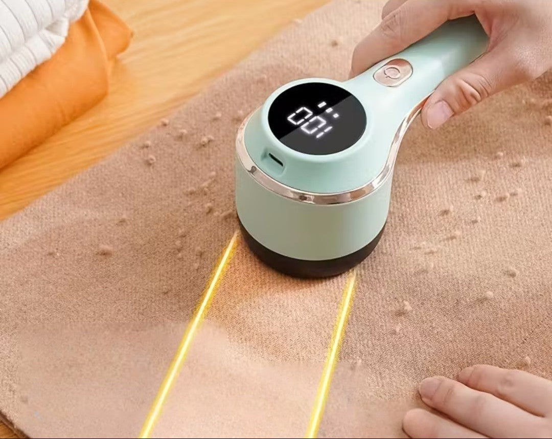 Éliminateur de peluches électrique compact sur fond blanc