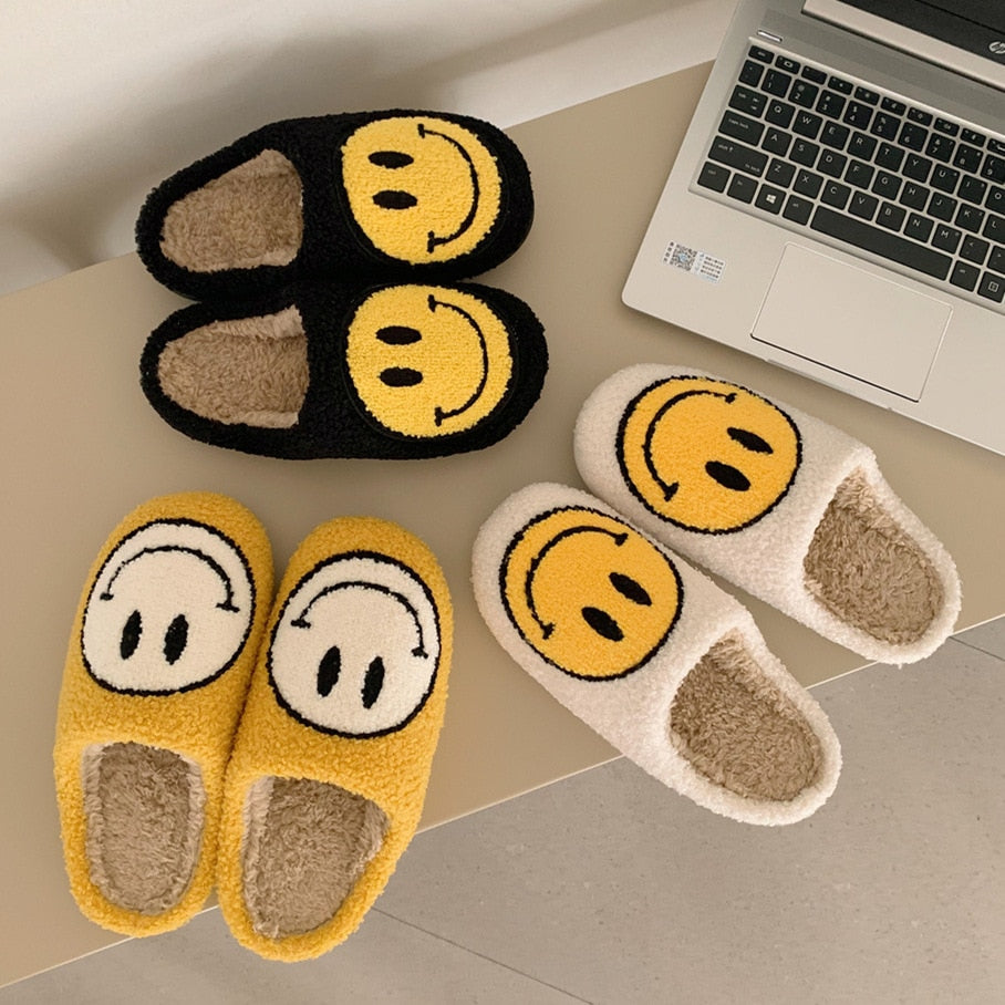 Gros plan sur la doublure chaude en fausse fourrure des chaussons