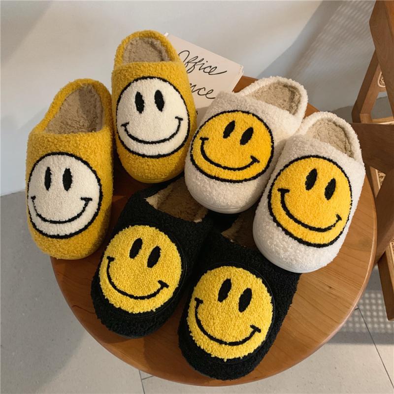 Chaussons d'intérieur montrant le design souriant brodé
