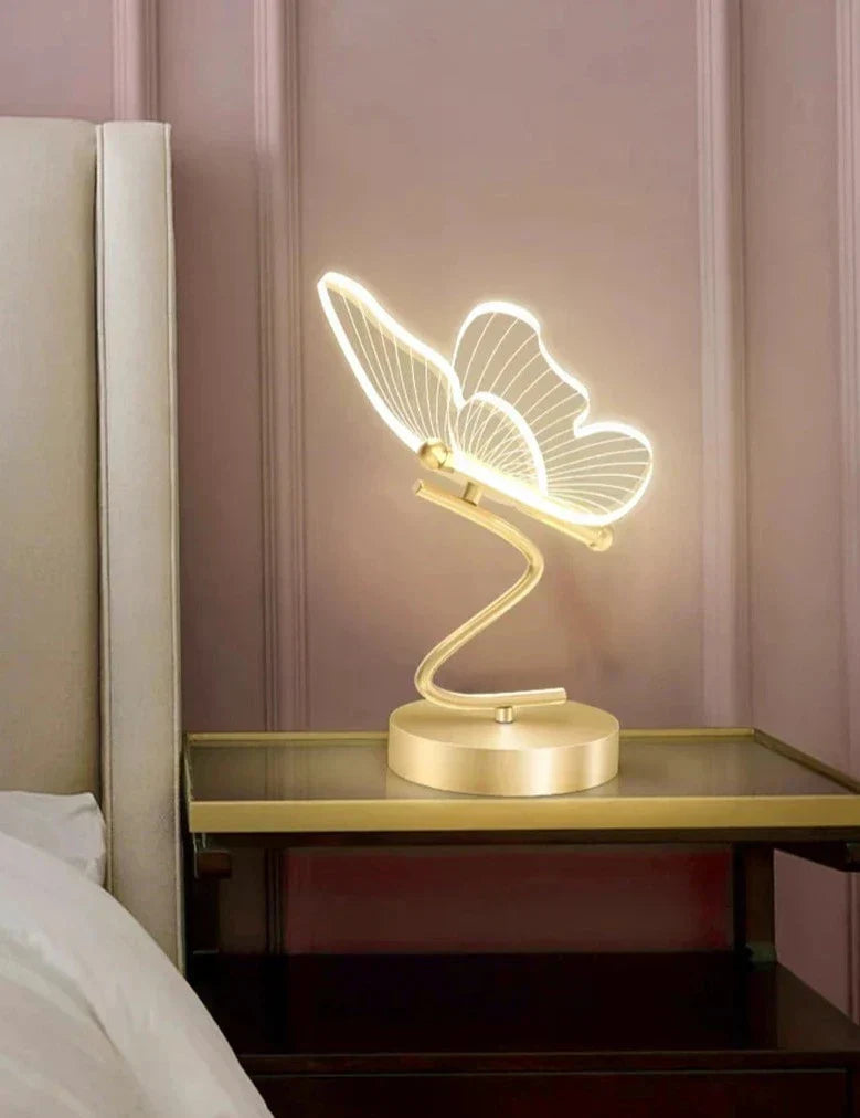 Lampe papillon allumée, éclairant un espace moderne