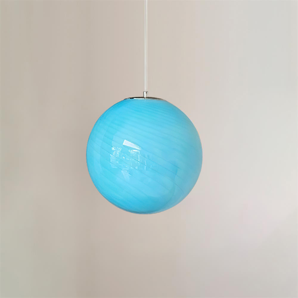 Lampe suspendue colorée ajoutant une touche stylée
