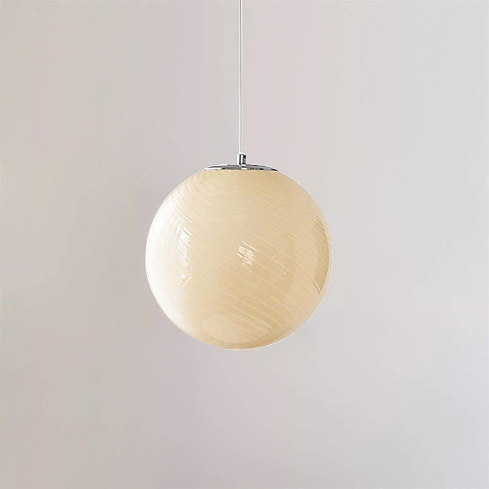 Détail du verre soufflé à la main avec motif tourbillon