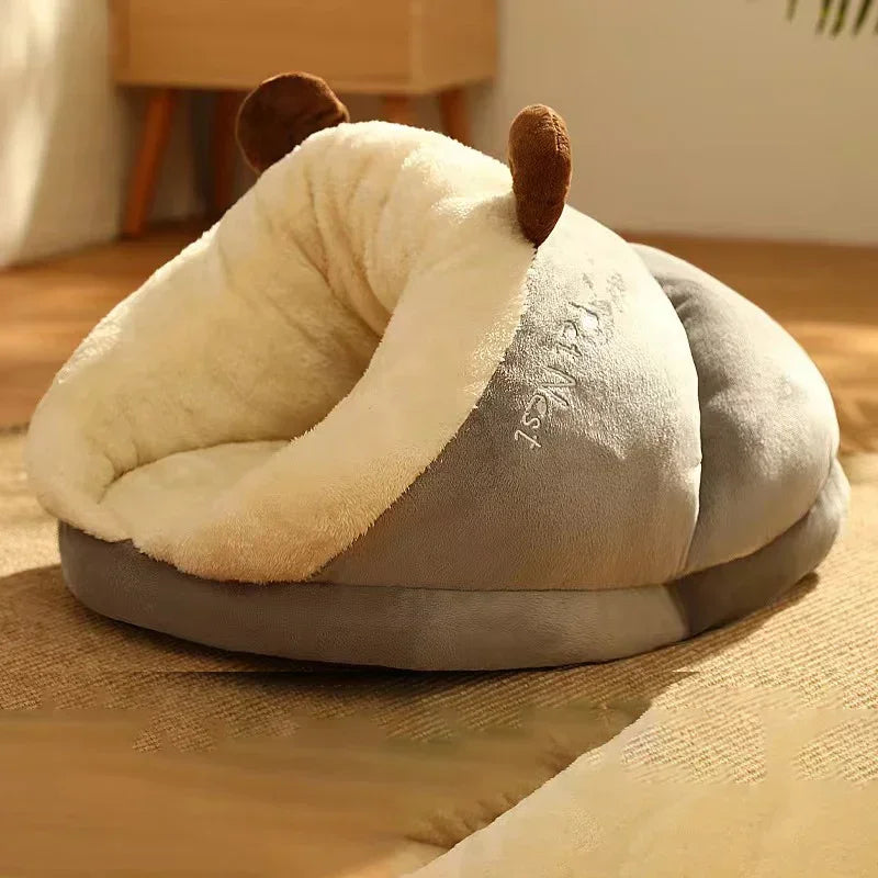 Petit chien confortablement installé dans le lit