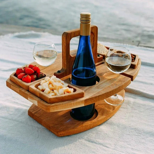 Table installée avec verres et bouteille en extérieur