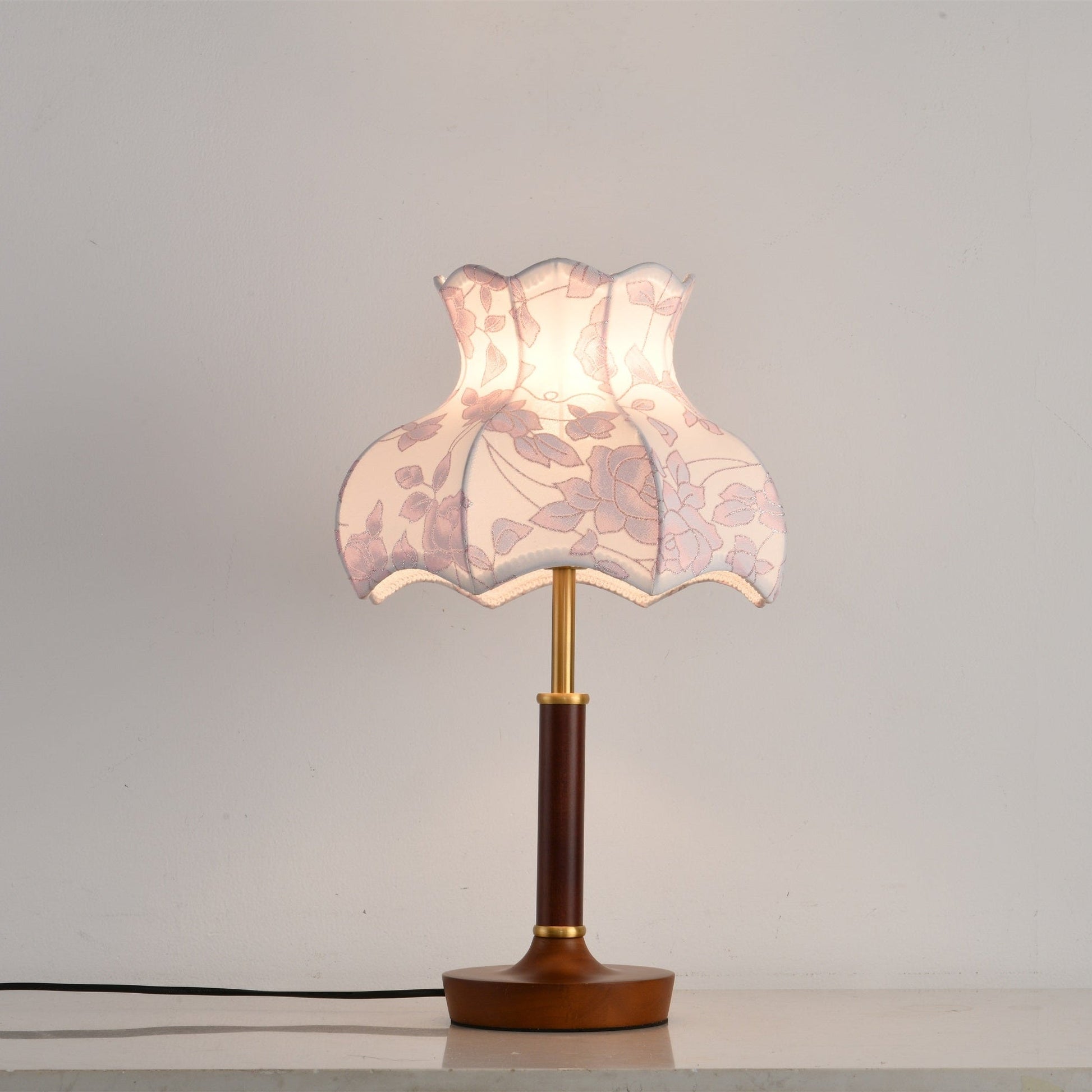 Lampe éteinte, mettant en valeur les détails en laiton