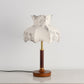 Lampe allumée, diffusant une lueur chaleureuse