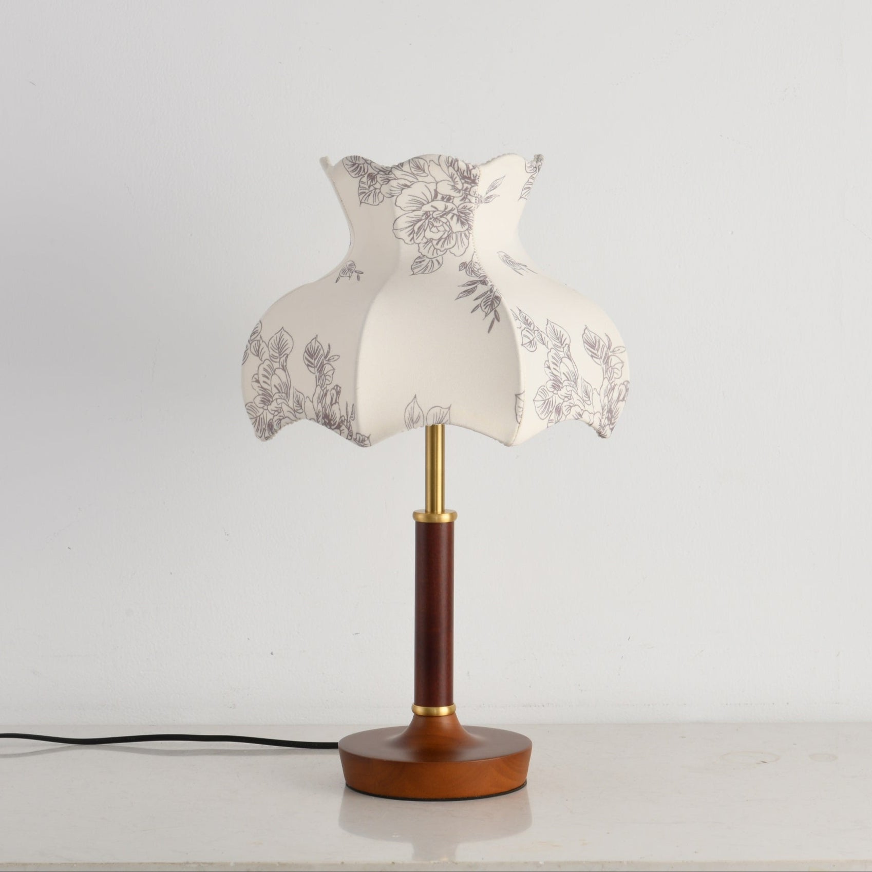 Lampe allumée, diffusant une lueur chaleureuse