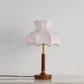 Lampe posée sur une table en bois, ambiance cosy