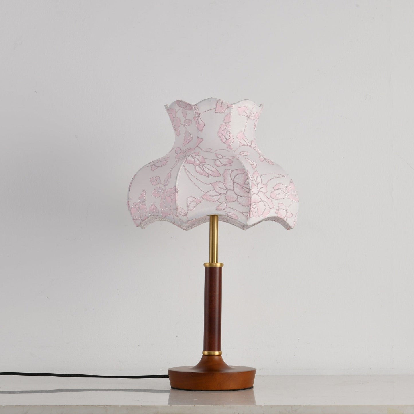 Lampe posée sur une table en bois, ambiance cosy