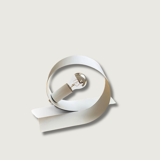 Lampe allumée, diffusant une lumière douce dans un intérieur moderne