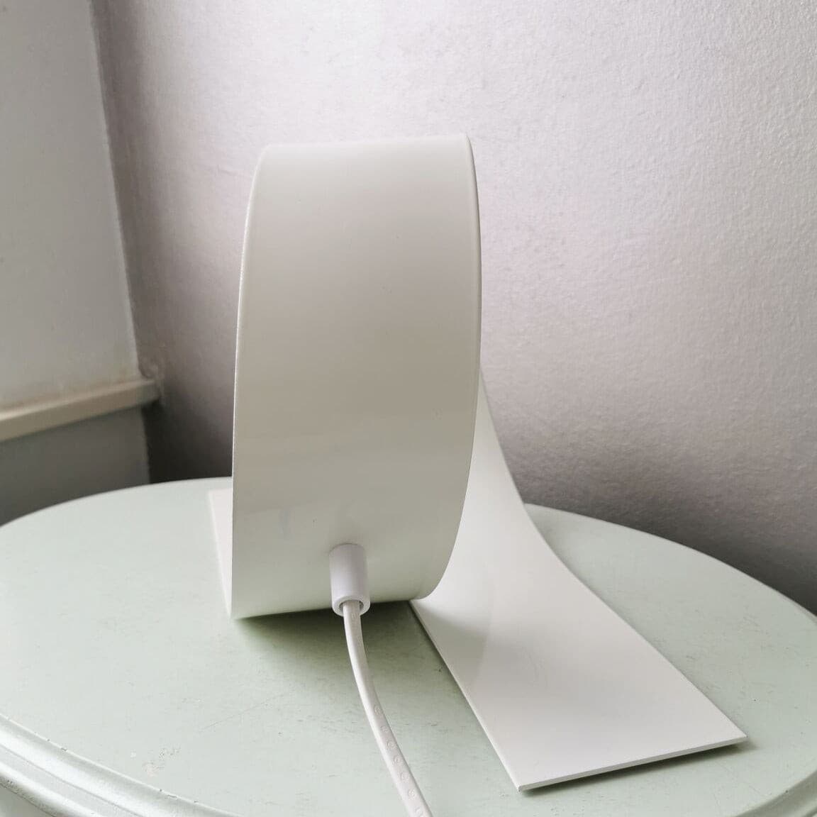 Vue rapprochée de la base métallique blanche de la lampe