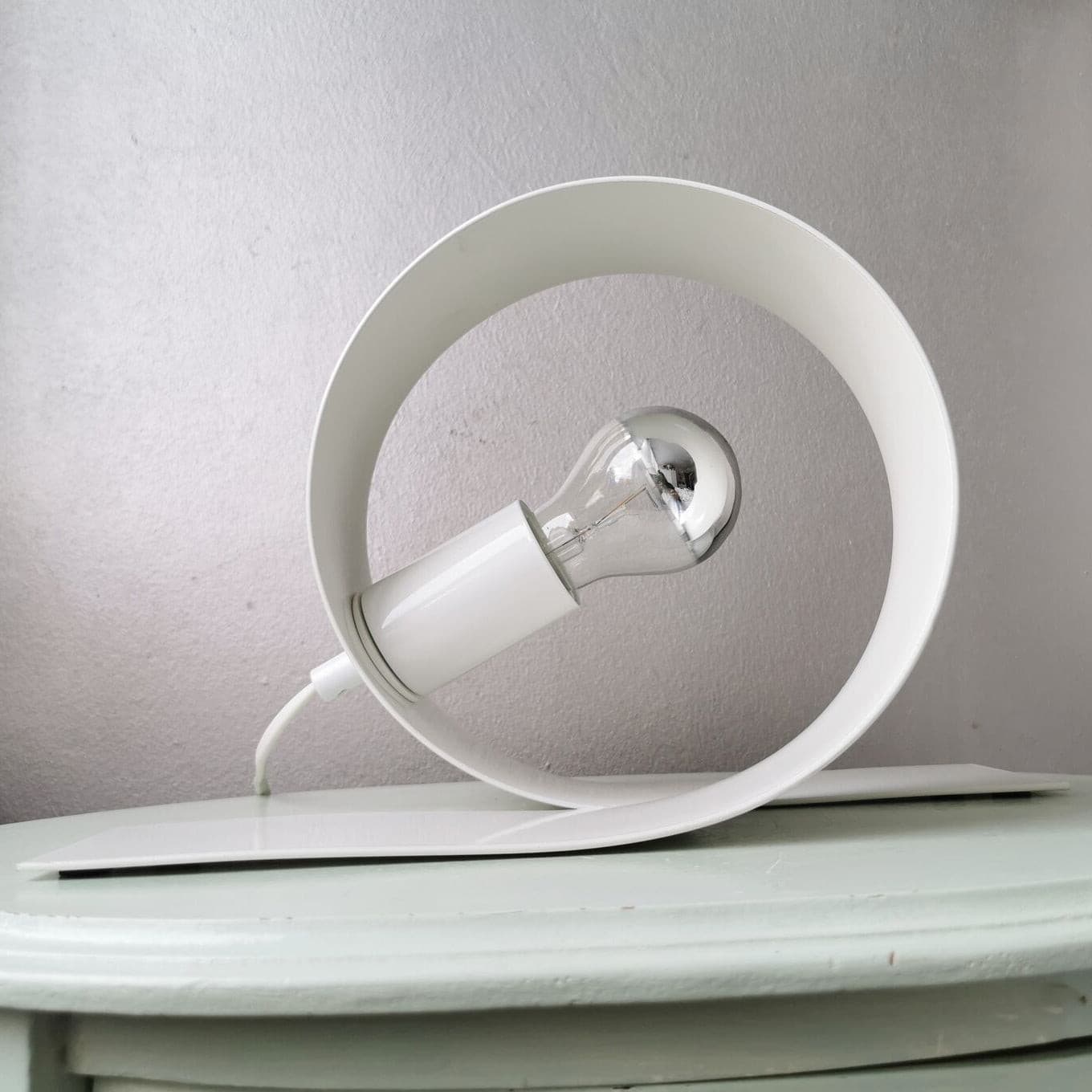Lampe de table avec interrupteur à bouton-poussoir visible