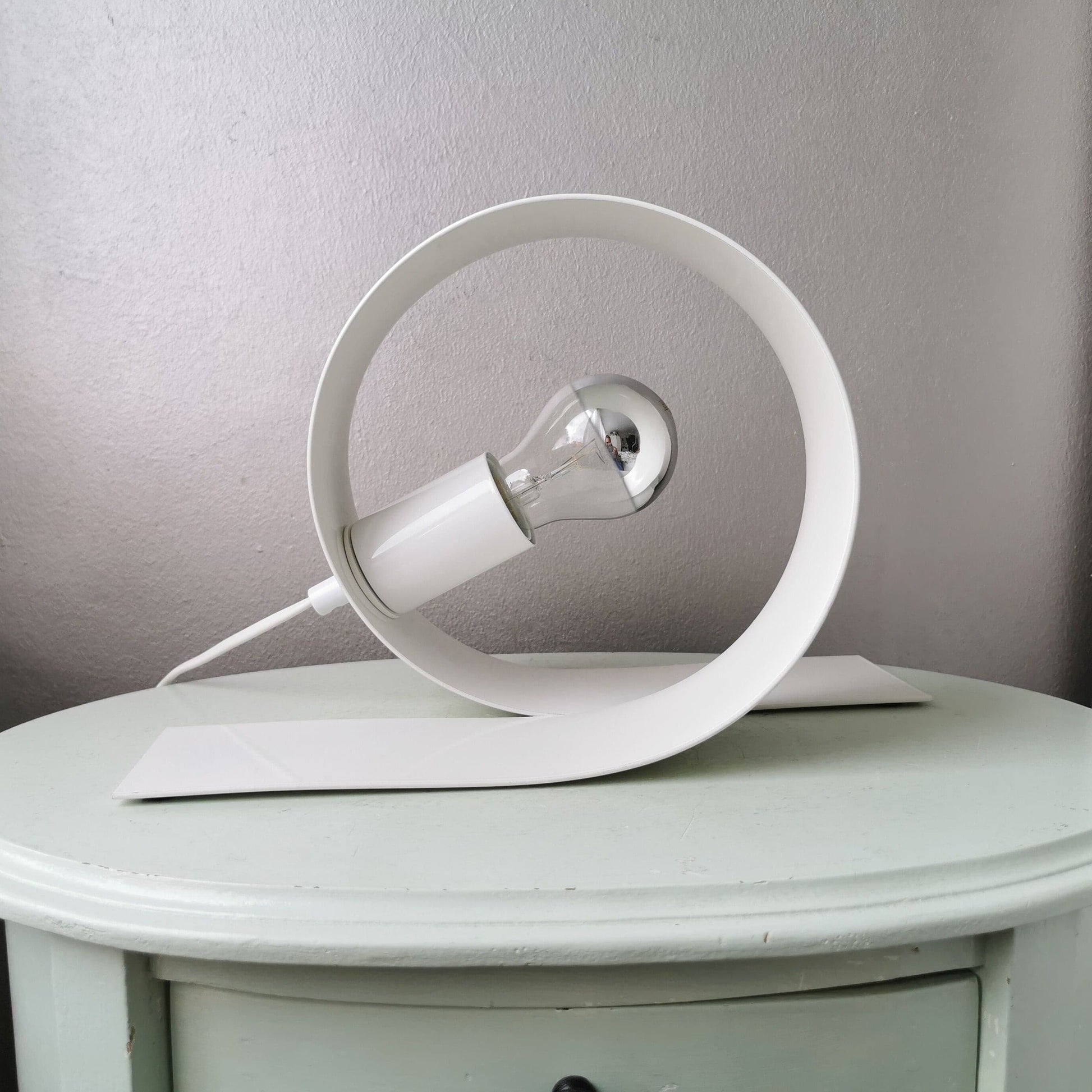 Profil latéral de la lampe montrant sa silhouette épurée