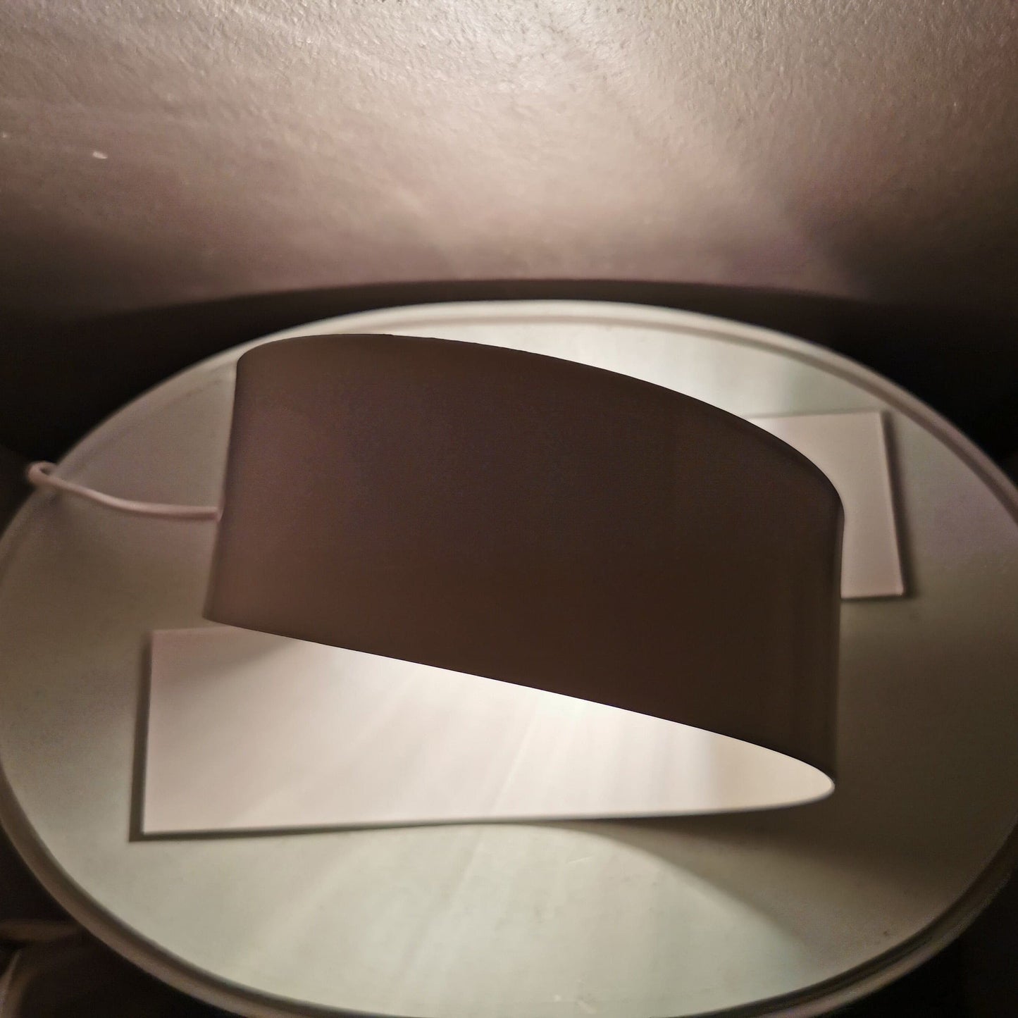 Vue de dessus de la lampe, révélant son design circulaire