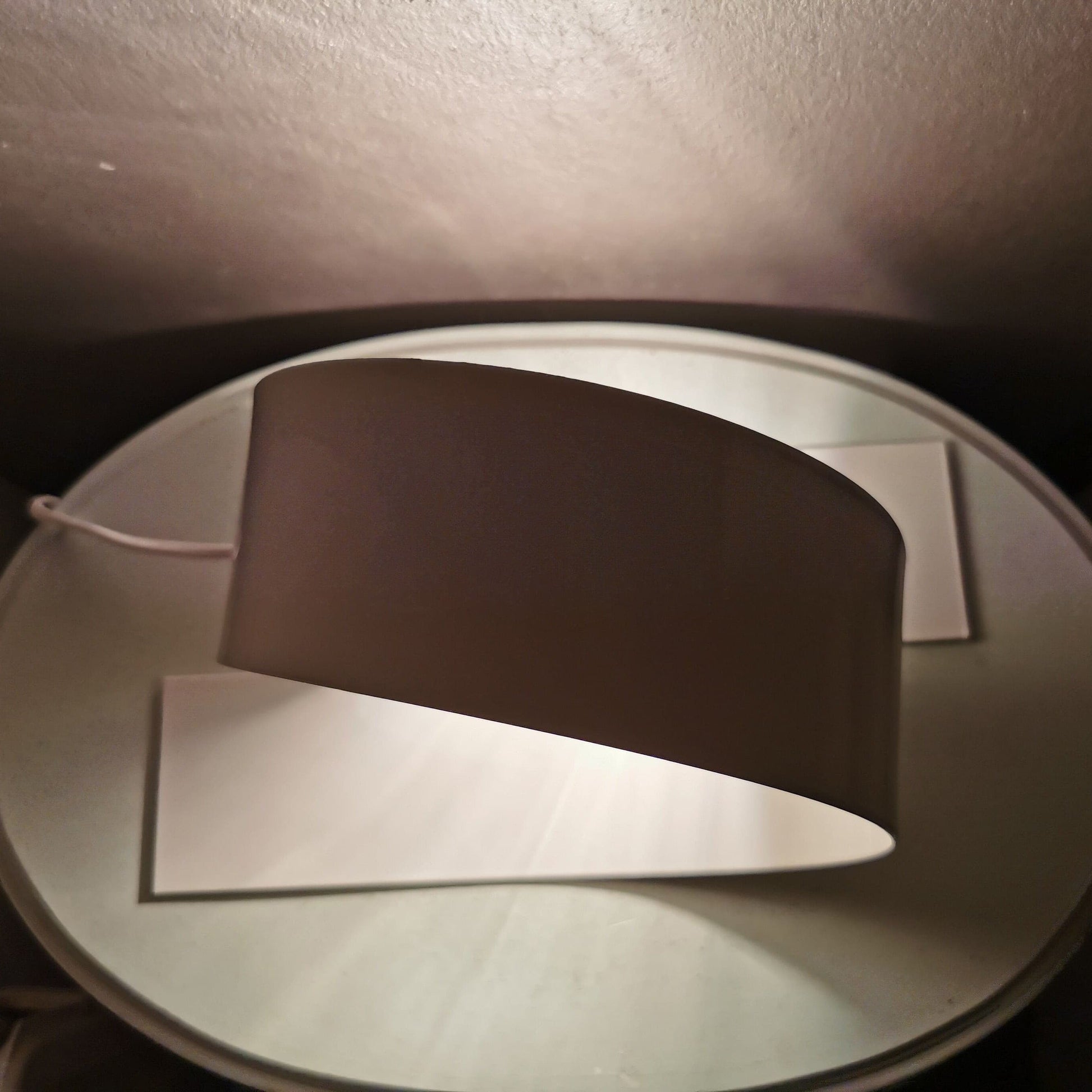 Vue de dessus de la lampe, révélant son design circulaire