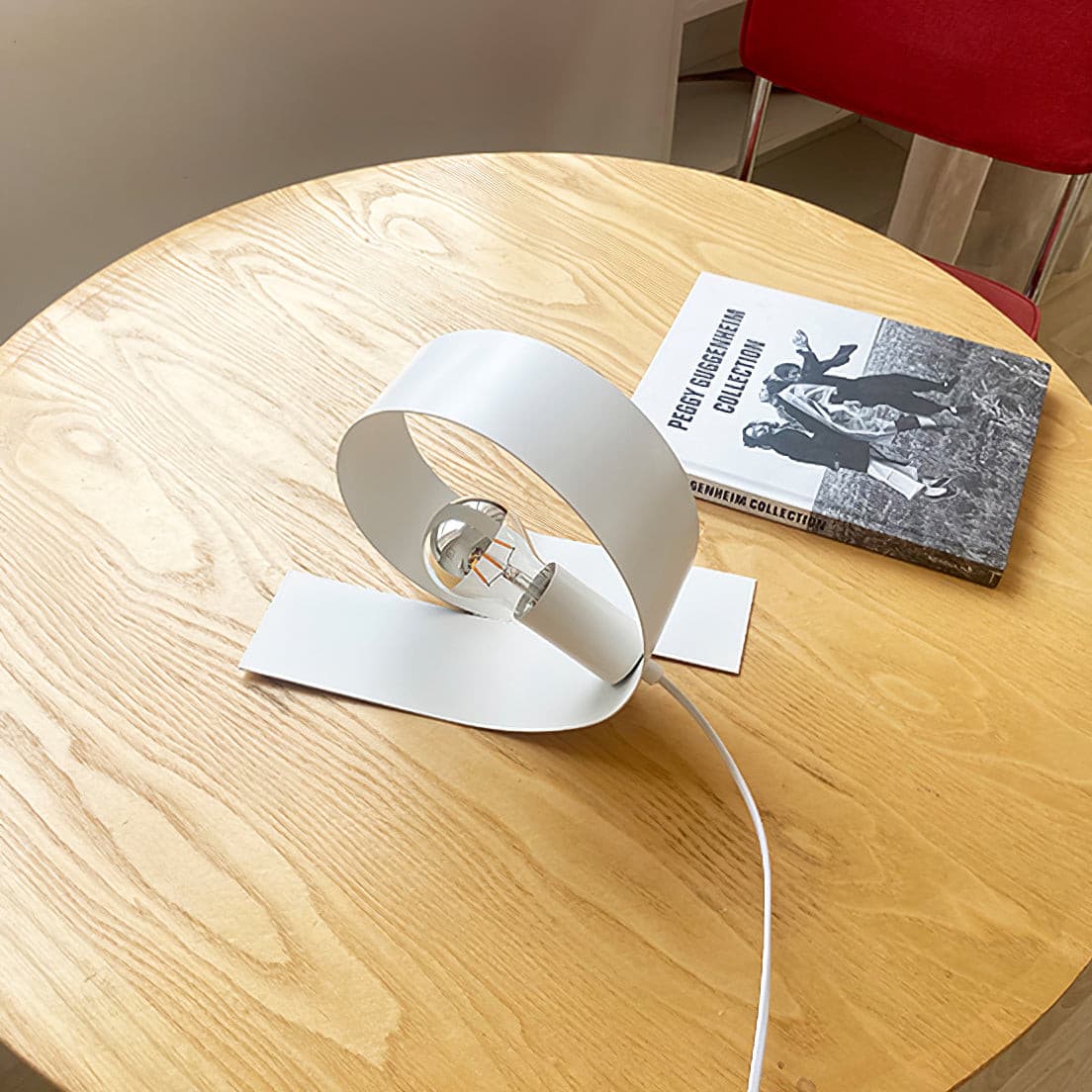 Lampe de table en métal blanc sur une surface en bois