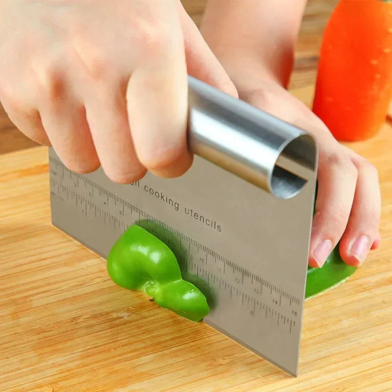 Spatule utilisée pour racler de la pâte sur un plan de travail